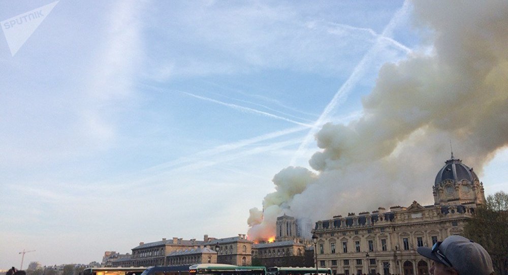 Bombeiros de Paris afirmam que despejar água de aeronaves pode fazer Catedral desabar (Foto: Sputnik ) Bombeiros de Paris afirmam que despejar água de aeronaves pode fazer Catedral desabar