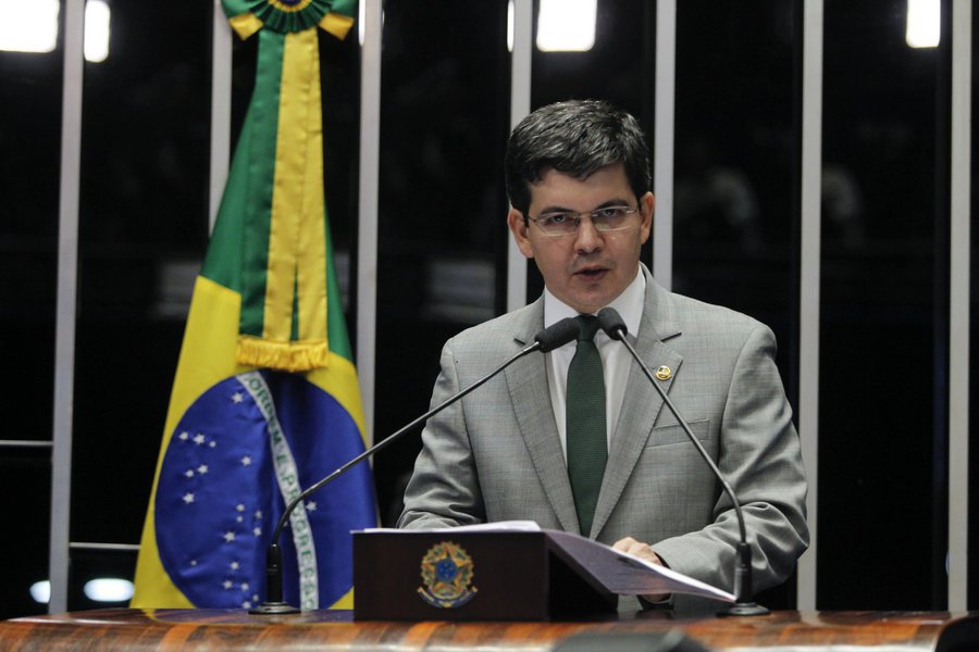 Randolfe: governo Bolsonaro é um espetáculo de incompetência (Foto: Beto Barata - Agência Senado) Randolfe: governo Bolsonaro é um espetáculo de incompetência