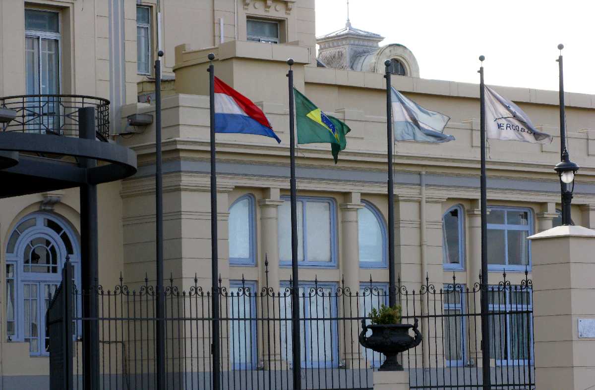Paraguai decide suspender eleição direta ao Parlasur Paraguai decide suspender eleição direta ao Parlasur