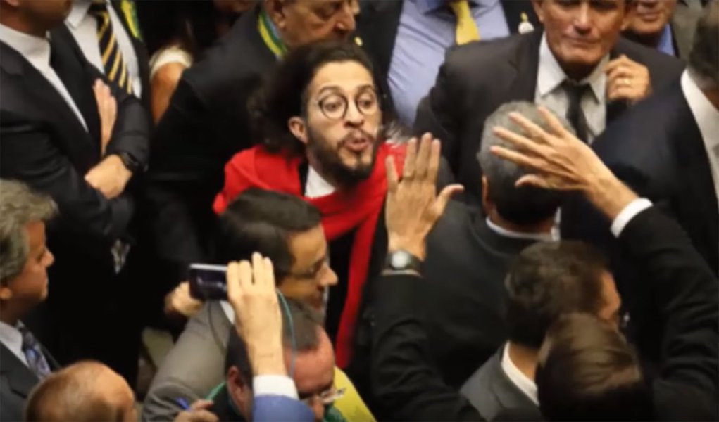 Wyllys diz ter 'orgulho" de cusparada em Bolsonaro (Foto: Reprodução/Youtube) Wyllys diz ter 'orgulho" de cusparada em Bolsonaro