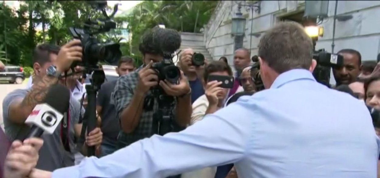 Crivella se irrita com jornalista da Globo e Record revida Crivella se irrita com jornalista da Globo e Record revida