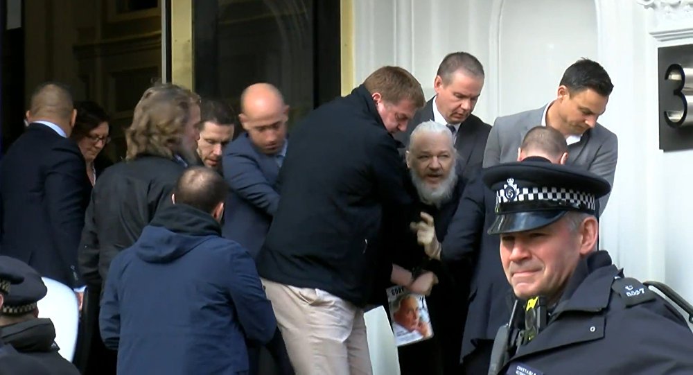 Correa diz que Equador entregou Assange por acordo de US$ 4,2 bilhões com FMI Correa diz que Equador entregou Assange por acordo de US$ 4,2 bilhões com FMI