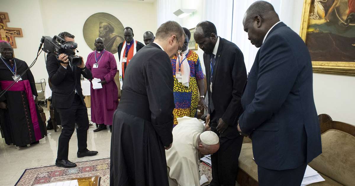 Papa beija os pés de líderes do Sudão do Sul e pede preservação da paz (Foto: Reuters) Papa beija os pés de líderes do Sudão do Sul e pede preservação da paz