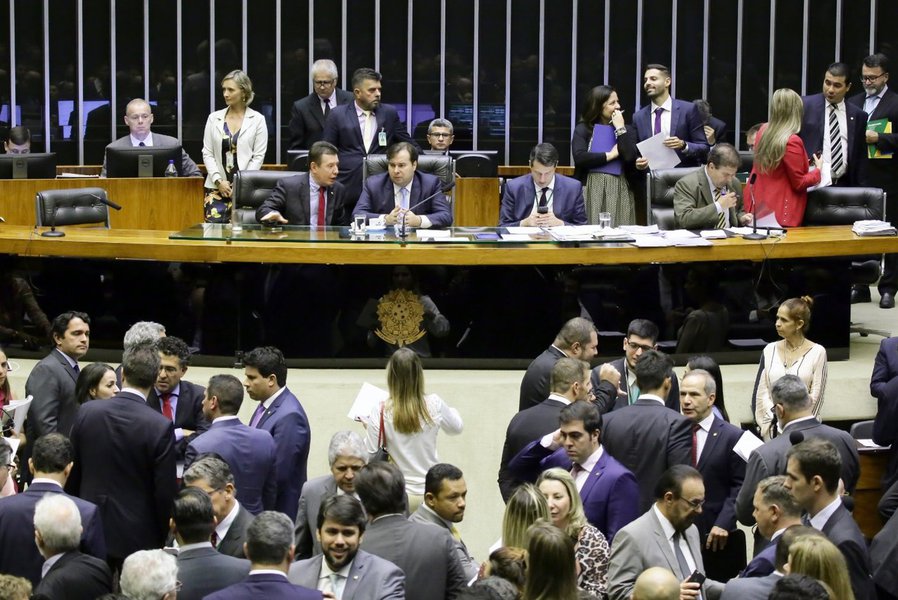 Câmara impõe derrota ao governo e aprova texto-base de PEC que obriga a executar Orçamento Câmara impõe derrota ao governo e aprova texto-base de PEC que obriga a executar Orçamento