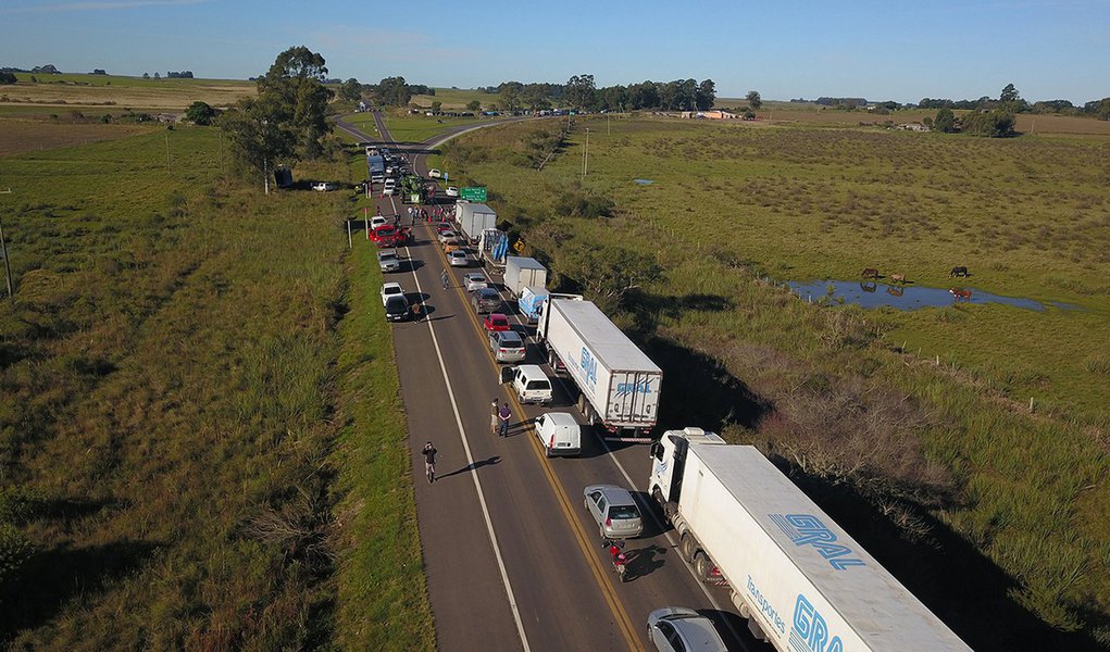 Com medo de caminhoneiros, Bolsonaro manda Petrobras cancelar aumento do diesel (Foto: Marcelo Pinto/APlateia) Com medo de caminhoneiros, Bolsonaro manda Petrobras cancelar aumento do diesel