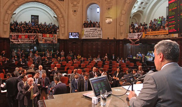 Alerj aprova porte de arma e prisão especial para deputados (Foto: Alerj/Thiago Lontra) Alerj aprova porte de arma e prisão especial para deputados