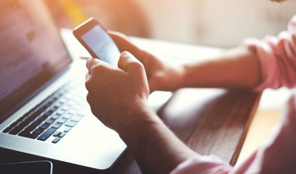 Publicidade em jornais e revistas despenca e internet ganha espaço Publicidade em jornais e revistas despenca e internet ganha espaço