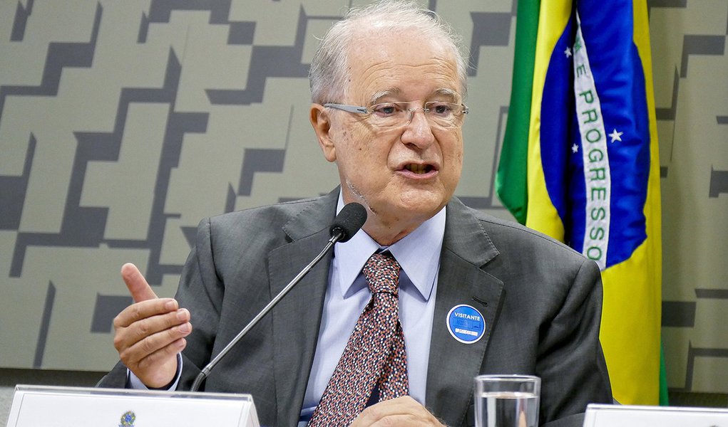Sérgio Amaral é removido da Embaixada do Brasil nos EUA (Foto: Roque Sá/Agência Senado) Sérgio Amaral é removido da Embaixada do Brasil nos EUA