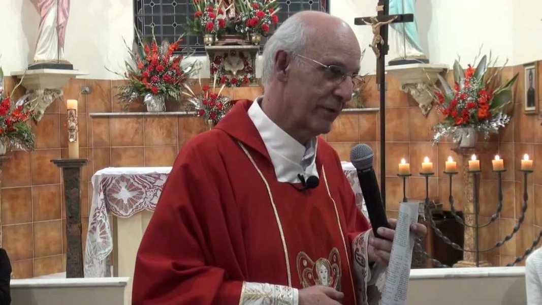 Em tom de ameaça, moradores da Mooca divulgam endereço do padre Julio Lancellotti Em tom de ameaça, moradores da Mooca divulgam endereço do padre Julio Lancellotti
