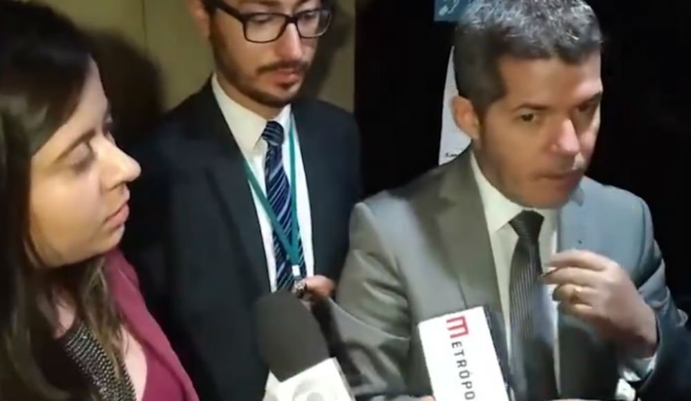 Samia Bomfim enquadra líder do PSL que gagueja e não consegue defender reforma da Previdência Samia Bomfim enquadra líder do PSL que gagueja e não consegue defender reforma da Previdência