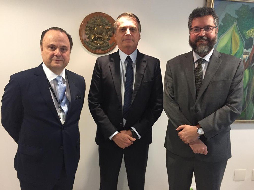 Após chamar Araújo de 'desleal', governo demite presidente da Apex, o segundo em três meses Após chamar Araújo de 'desleal', governo demite presidente da Apex, o segundo em três meses