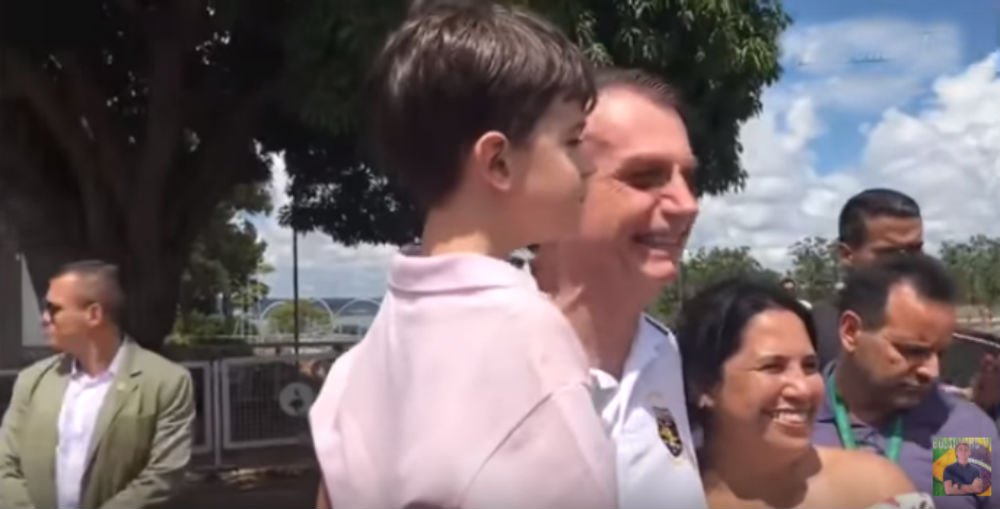 Bolsonaro posta vídeo com apoiadores para provar que é mais 'inteligente' que Lula e Dilma Bolsonaro posta vídeo com apoiadores para provar que é mais 'inteligente' que Lula e Dilma