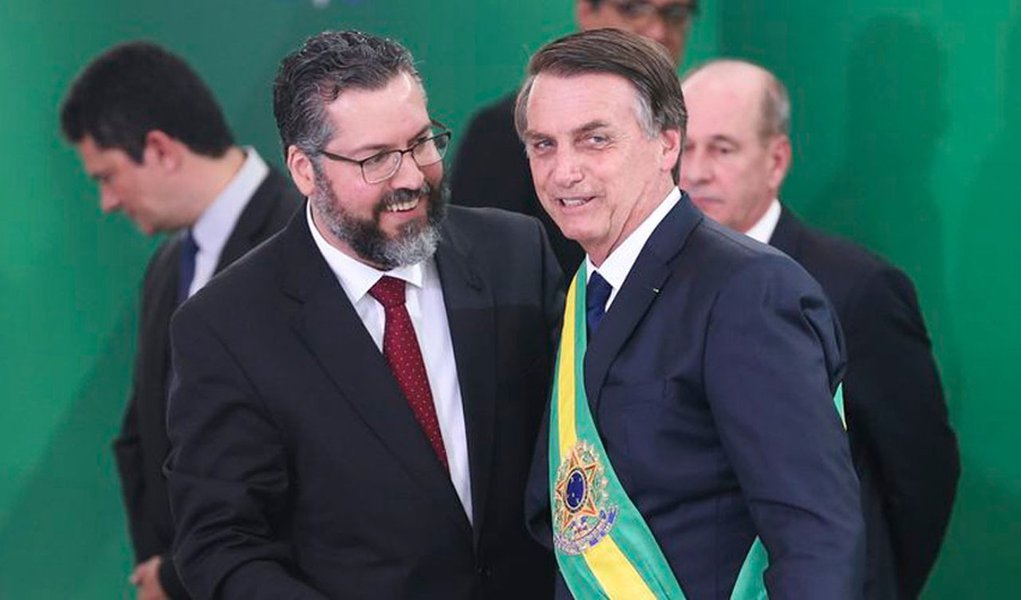 Para conter crise na Apex, Bolsonaro dá a Araújo carta branca para demissões Para conter crise na Apex, Bolsonaro dá a Araújo carta branca para demissões