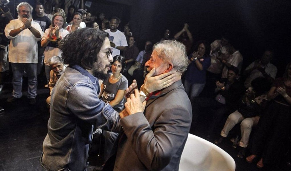 'Quero te ver livre, guerreiro', diz Wyllys em carta endereçada a Lula 'Quero te ver livre, guerreiro', diz Wyllys em carta endereçada a Lula