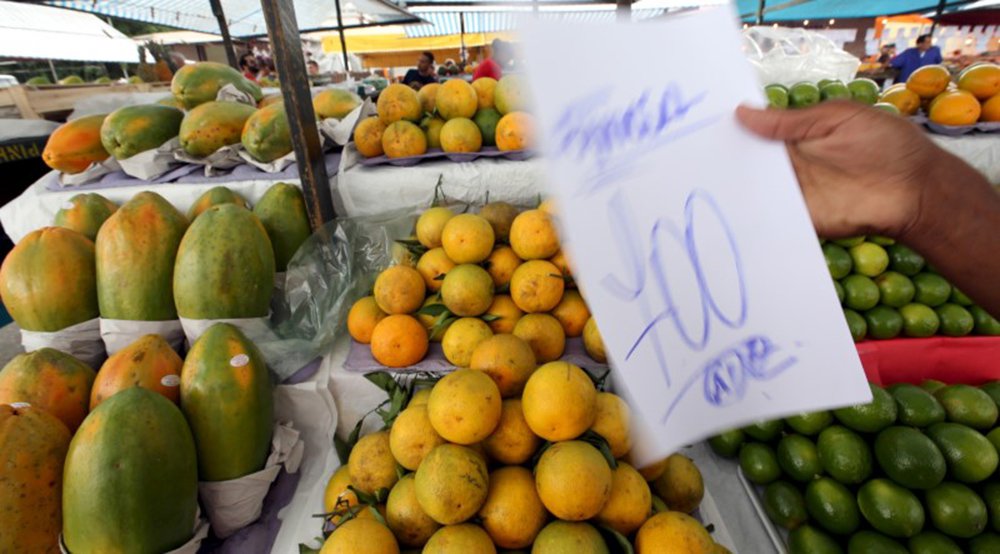 Inflação para famílias de baixa renda sobe 0,67% em março (Foto: REUTERS/Paulo Whitaker) Inflação para famílias de baixa renda sobe 0,67% em março