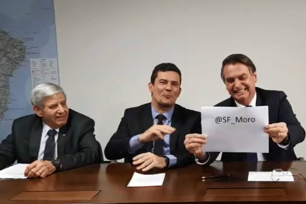 Um ano depois da prisão de Lula, Moro passa a fazer lives com Bolsonaro Um ano depois da prisão de Lula, Moro passa a fazer lives com Bolsonaro