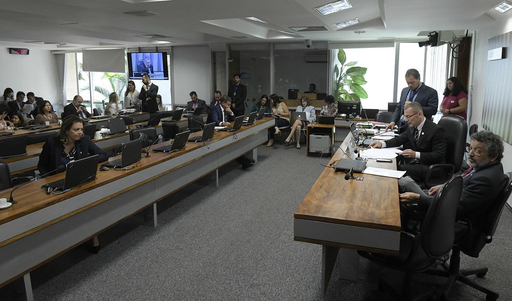 Comissão do Senado vai à Justiça contra leilão de petróleo próximo a Abrolhos (Foto: Roque de Sá/Agência Senado) Comissão do Senado vai à Justiça contra leilão de petróleo próximo a Abrolhos