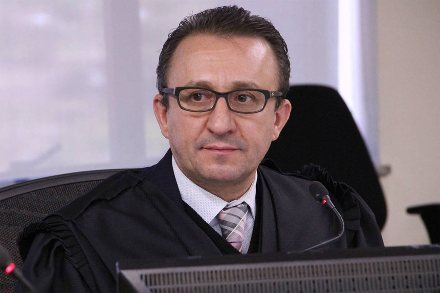 Barroso arquiva ação contra Favreto: agiu dentro de suas atribuições ao mandar soltar Lula Barroso arquiva ação contra Favreto: agiu dentro de suas atribuições ao mandar soltar Lula