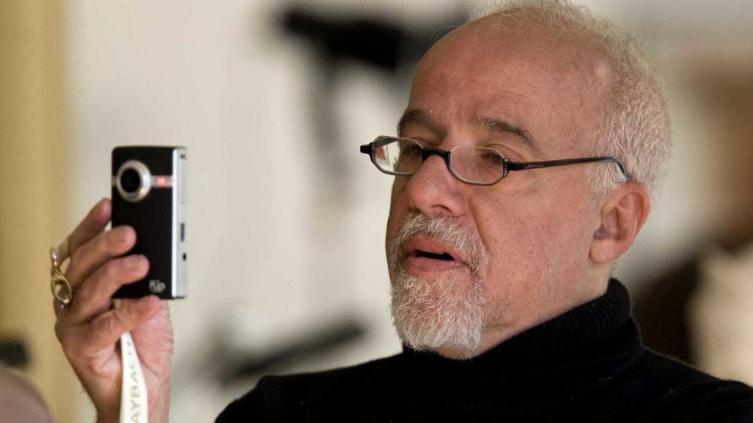 Paulo Coelho relembra tortura que sofreu: é isso que Bolsonaro quer comemorar? (Foto: Reuters / Charles Platiau) Paulo Coelho relembra tortura que sofreu: é isso que Bolsonaro quer comemorar?