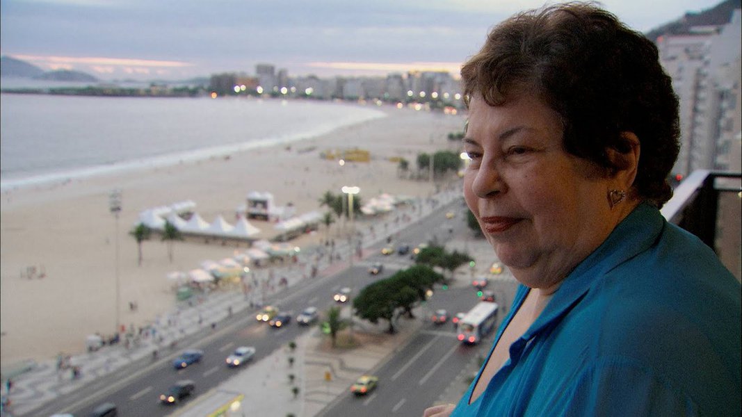 Nana Caymmi defende Bolsonaro e ataca Chico, Gil e Caetano Nana Caymmi defende Bolsonaro e ataca Chico, Gil e Caetano