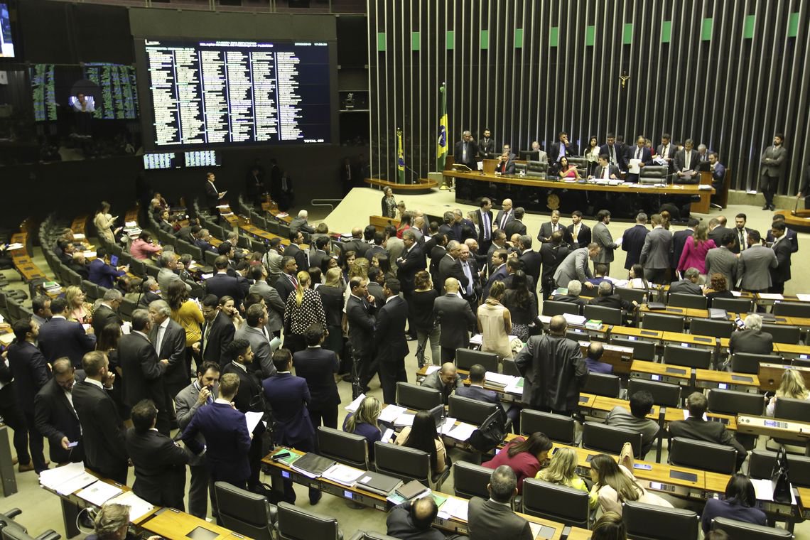 Câmara aprova projeto que dá mais autonomia a partidos políticos Câmara aprova projeto que dá mais autonomia a partidos políticos