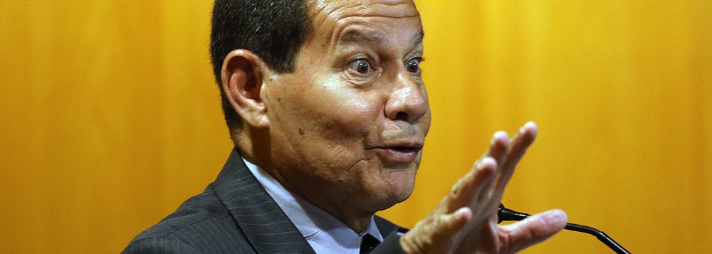 Parece briga de rua, precisa acalmar, diz Mourão sobre Maia e Bolsonaro (Foto: Paulo Whitaker - Reuters) Parece briga de rua, precisa acalmar, diz Mourão sobre Maia e Bolsonaro