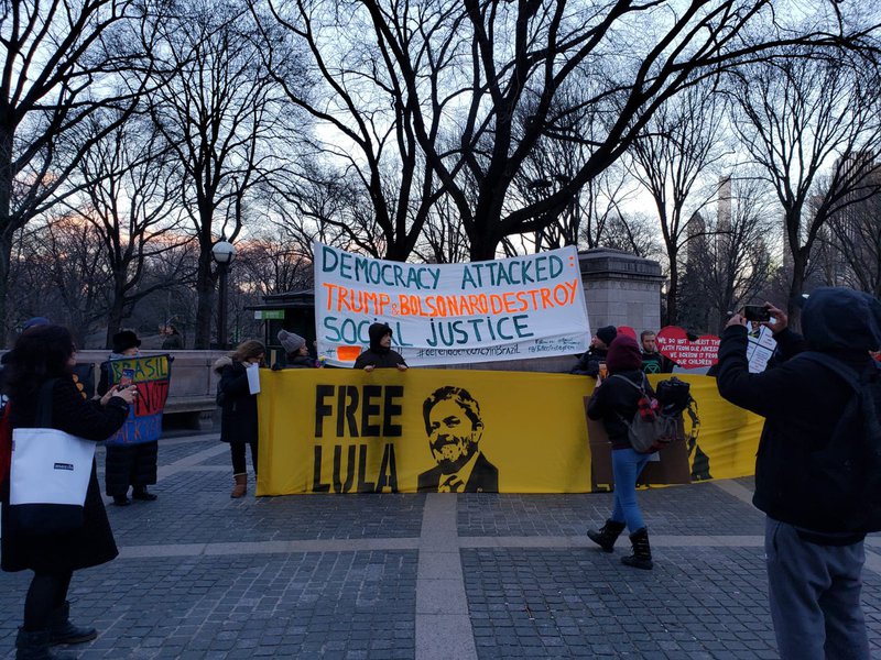 Nova York teve manifestações contra Bolsonaro e por Lula livre Nova York teve manifestações contra Bolsonaro e por Lula livre