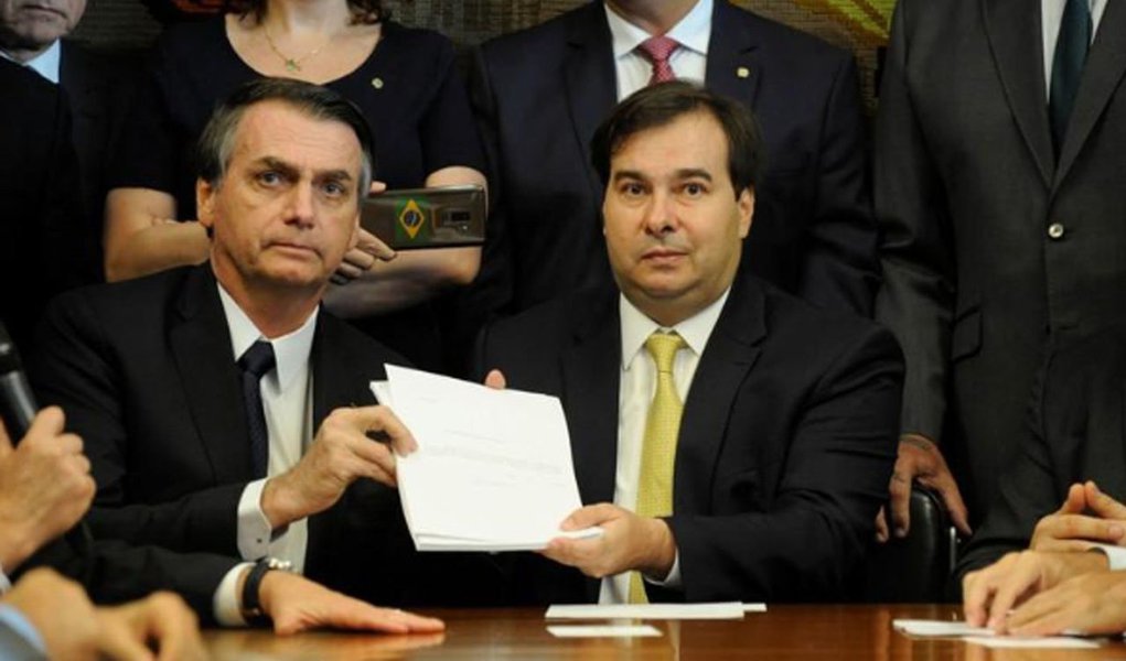 Maia enquadra Bolsonaro: 'precisa ter mais tempo para Previdência' e menos para Twitter Maia enquadra Bolsonaro: 'precisa ter mais tempo para Previdência' e menos para Twitter
