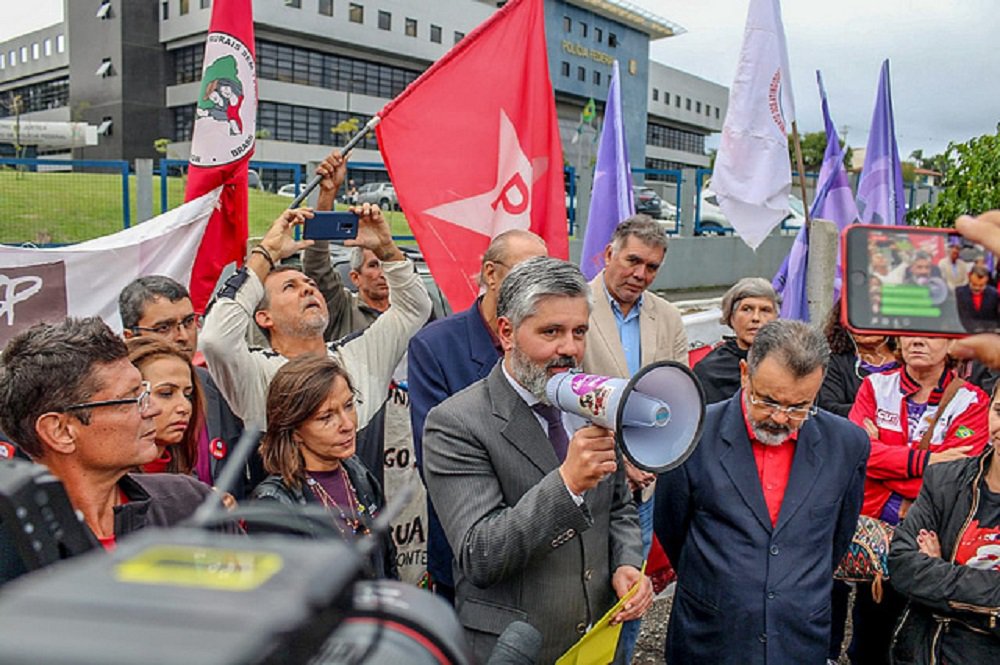 Após visita, juiz reforça inocência de Lula e agradece: 'Trabalhou contra corrupção' Após visita, juiz reforça inocência de Lula e agradece: 'Trabalhou contra corrupção'