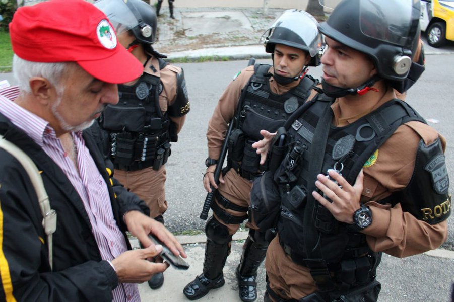 PM ameaça prender coordenação da Vigília Lula Livre e proíbe manifestações (Foto: Eduardo Matsyak) PM ameaça prender coordenação da Vigília Lula Livre e proíbe manifestações