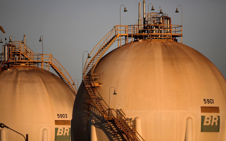 Refinarias da Petrobrás garantem resiliência corporativa e segurança ao abastecimento nacional (Foto: REUTERS/Ueslei Marcelino) Refinarias da Petrobrás garantem resiliência corporativa e segurança ao abastecimento nacional
