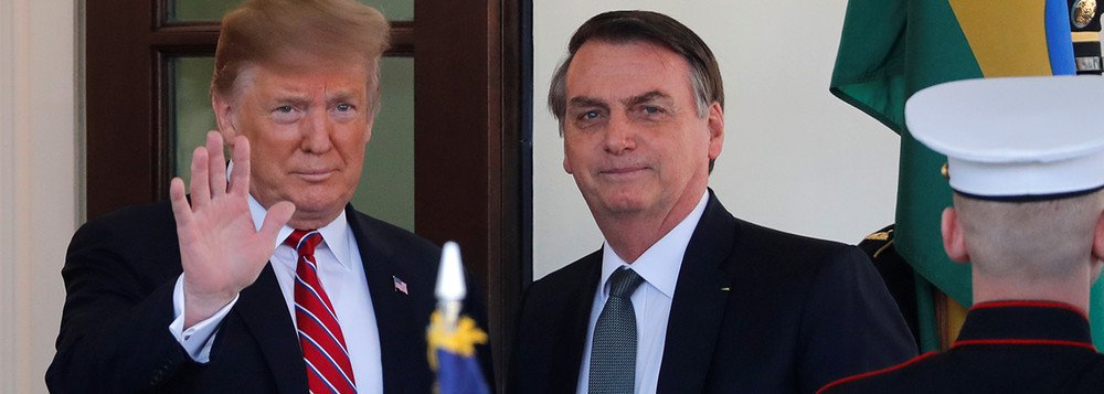 Bolsonaro de joelhos diante de Trump, um capítulo indigno da história do Brasil (Foto: Carlos Barria - Reuters) Bolsonaro de joelhos diante de Trump, um capítulo indigno da história do Brasil