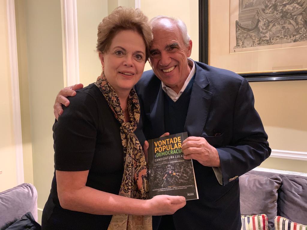 Dilma entrega livro sobre Lula e democracia ao ex-presidente Ernesto Samper Dilma entrega livro sobre Lula e democracia ao ex-presidente Ernesto Samper