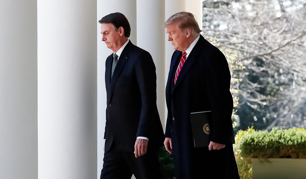 Trump mostrou a Bolsonaro o que é “golden shower” (Foto: Alan Santos/PR) Trump mostrou a Bolsonaro o que é “golden shower”