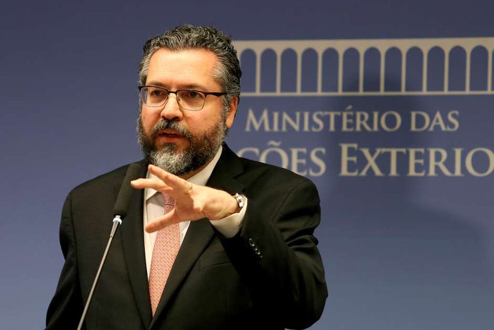 Ernesto Araújo teve chilique ao se ver fora da reunião Bolsonaro-Trump (Foto: Reuters) Ernesto Araújo teve chilique ao se ver fora da reunião Bolsonaro-Trump
