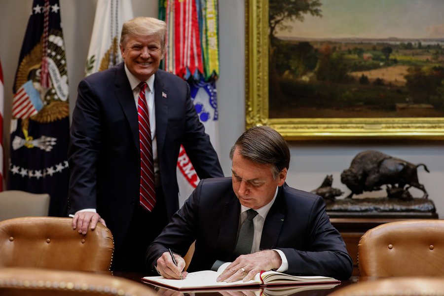 Em visita a Trump, Bolsonaro cede aos interesses dos EUA e volta de mãos abanando (Foto: Alan Santos/PR) Em visita a Trump, Bolsonaro cede aos interesses dos EUA e volta de mãos abanando