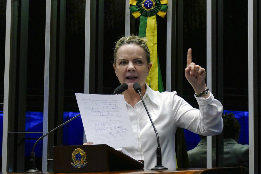 Gleisi: 'Nunca se viu uma posição tão humilhante e subalterna a um outro país' Gleisi: 'Nunca se viu uma posição tão humilhante e subalterna a um outro país'