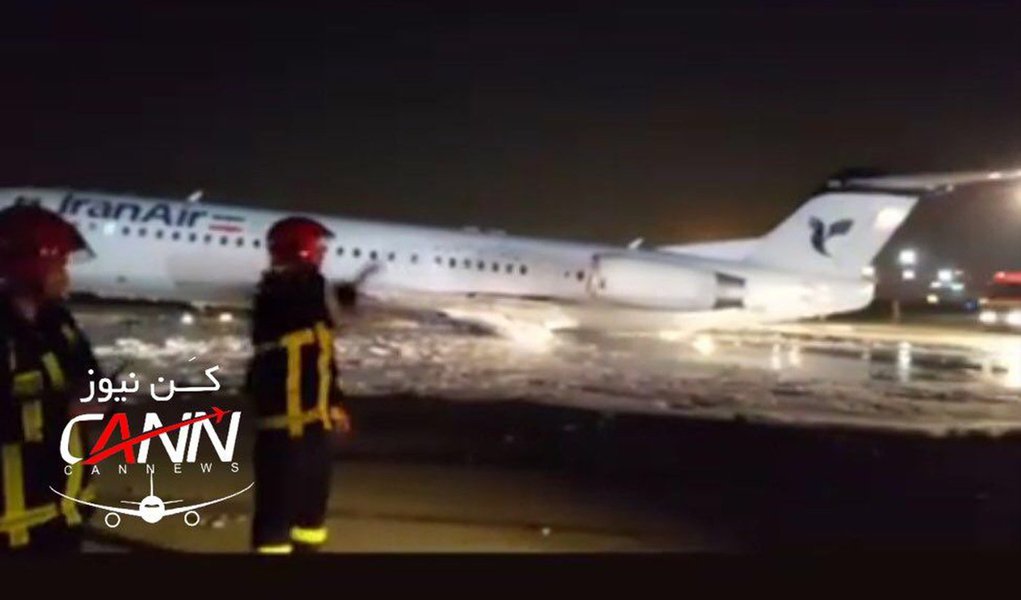 Avião com 100 passageiros pega fogo em Teerã Avião com 100 passageiros pega fogo em Teerã