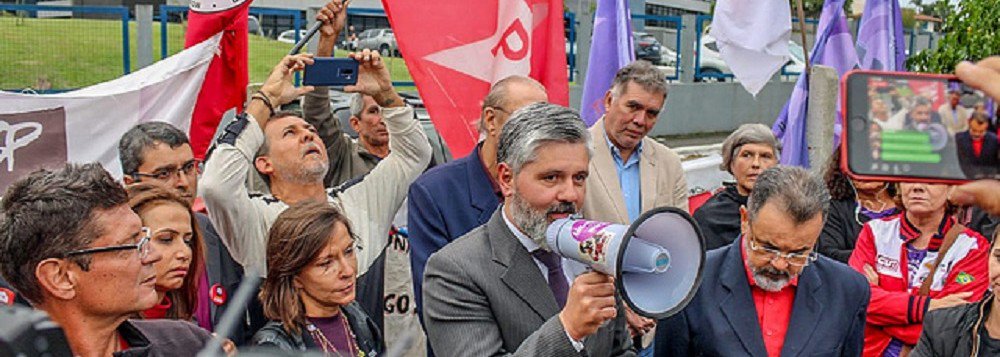 Corregedor diz que vai investigar juízes que participaram de ato em apoio a Lula Corregedor diz que vai investigar juízes que participaram de ato em apoio a Lula