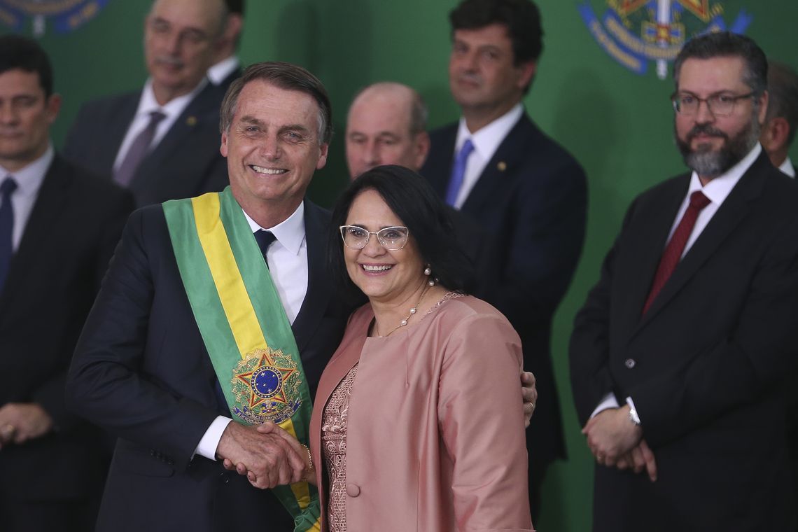 Bolsonaro diz que ouve qualquer ministro, 'até a Damares' Bolsonaro diz que ouve qualquer ministro, 'até a Damares'