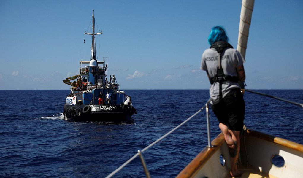 Navio italiano resgata 49 emigrantes no litoral da Líbia Navio italiano resgata 49 emigrantes no litoral da Líbia