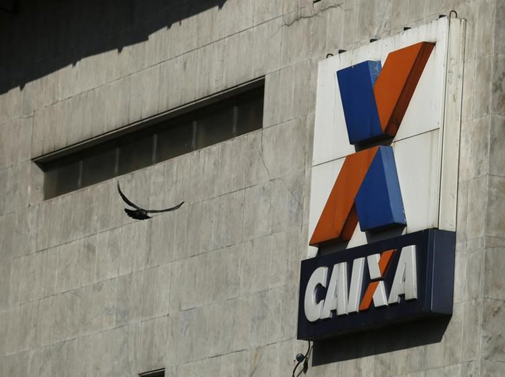 Empregados da Caixa fazem 'dia de luta' contra desmonte do banco (Foto: REUTERS/Pilar Olivares) Empregados da Caixa fazem 'dia de luta' contra desmonte do banco