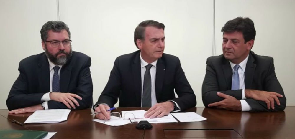 Em live, Bolsonaro diz que avançam os acordos com EUA e confirma entrega da base de Alcântara Em live, Bolsonaro diz que avançam os acordos com EUA e confirma entrega da base de Alcântara