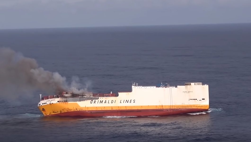 Naufrágio de navio pode provocar derramamento de óleo na costa francesa (Foto: Reprodução Youtube) Naufrágio de navio pode provocar derramamento de óleo na costa francesa