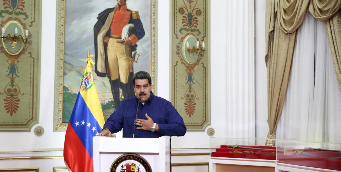 Maduro pede renúncia do Ministério para 'blindar o governo' Maduro pede renúncia do Ministério para 'blindar o governo'