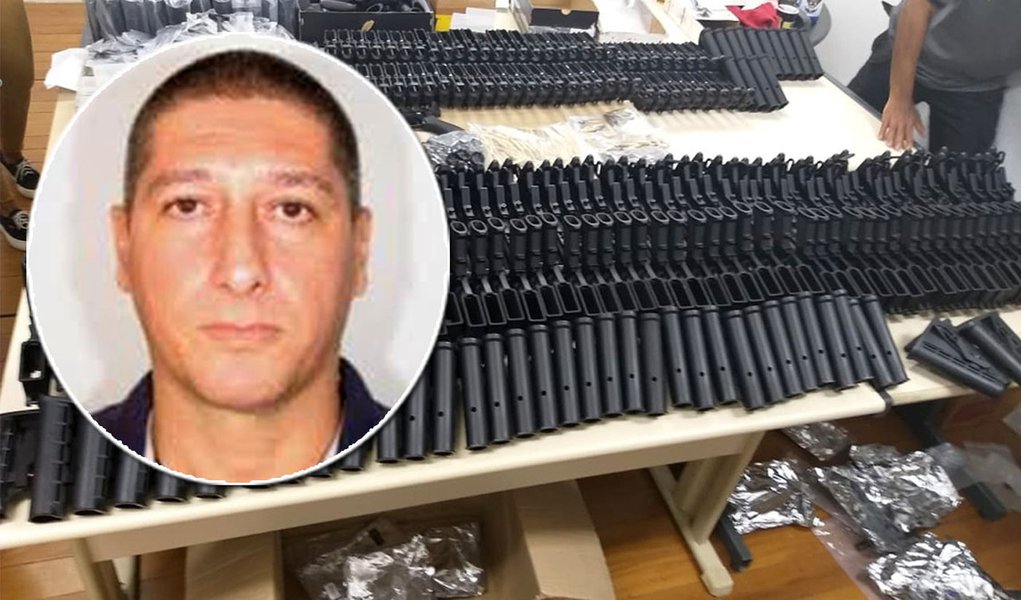 Polícia encontra 117 fuzis na casa de amigo de Ronnie Lessa, acusado de matar Marielle Polícia encontra 117 fuzis na casa de amigo de Ronnie Lessa, acusado de matar Marielle