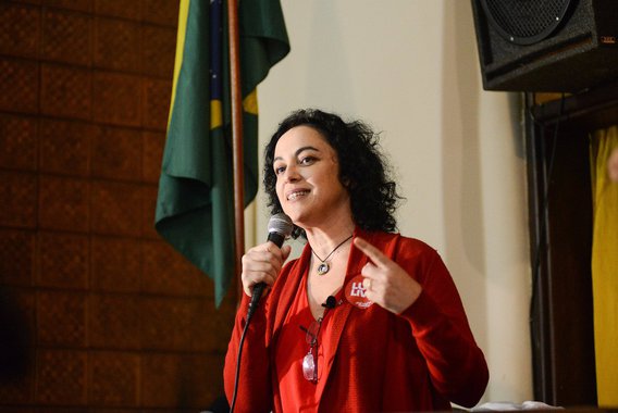 Depois de Wyllys, Márcia Tiburi parte para exílio por ameaças de morte Depois de Wyllys, Márcia Tiburi parte para exílio por ameaças de morte