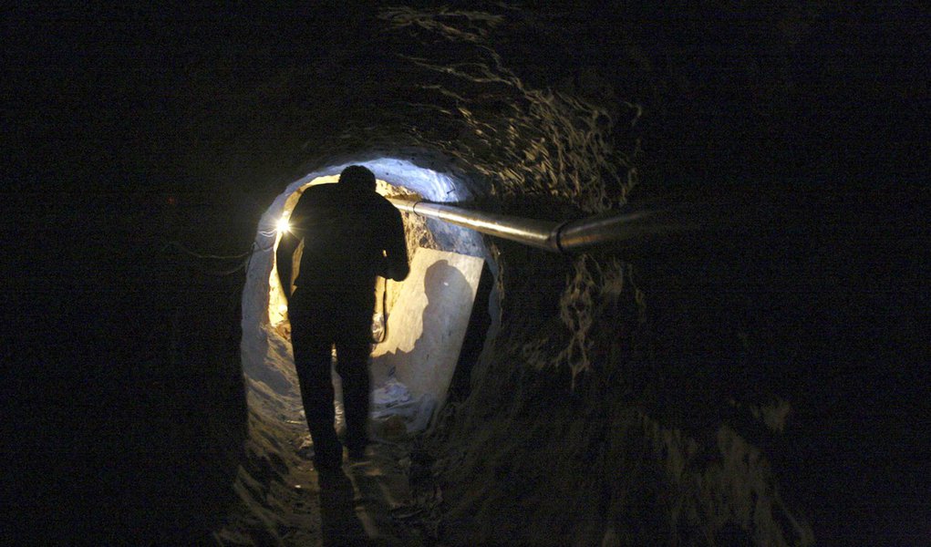 Túnel da maconha é descoberto entre Tijuana e San Diego (Foto: STRINGER/MEXICO) Túnel da maconha é descoberto entre Tijuana e San Diego