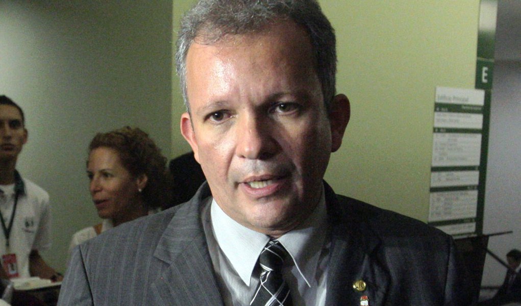 Pedetista admite que partido avalia saída de Lupi (Foto: ANDRE DUSEK/AGÊNCIA ESTADO) Pedetista admite que partido avalia saída de Lupi