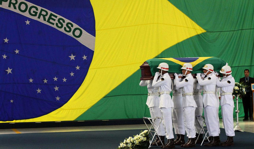 Corpos de militares são recebidos com honras no Rio (Foto: GUTO MAIA/AGÊNCIA ESTADO) Corpos de militares são recebidos com honras no Rio